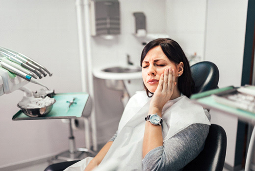 patient visiting dentist because of mouth pain